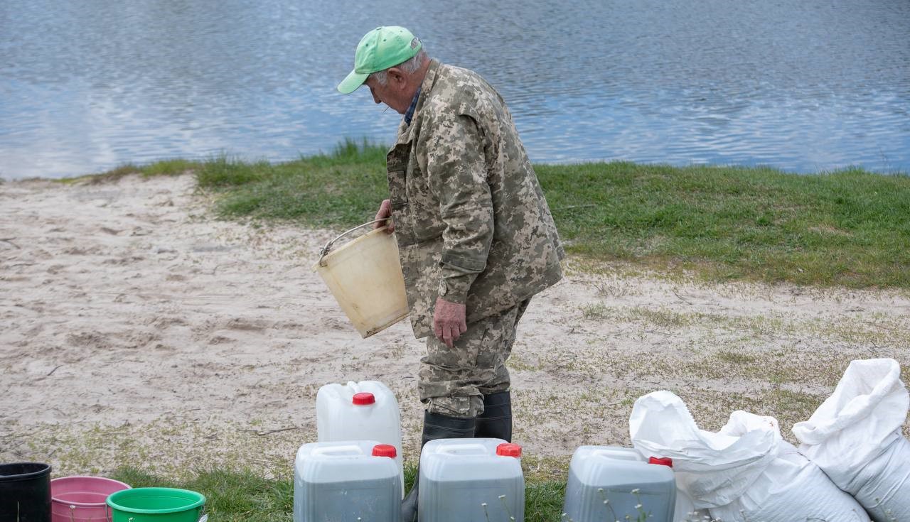В Кам'янському відбулась екологічна акція з очищування води на БАМівському ставку - ФОТО