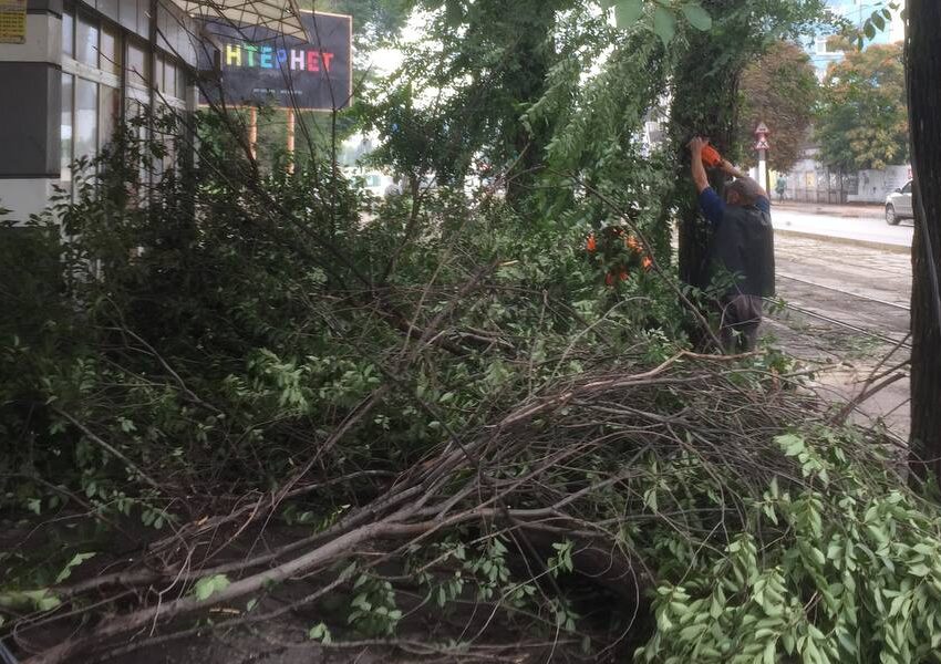 В Кам’янському продовжують усувати наслідки вчорашньої негоди
