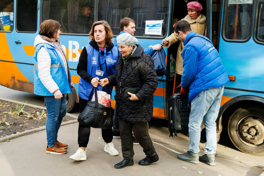 Про правила безпеки під час надзвичайних ситуацій нагадали кам'янчанам надзвичайники - ФОТО