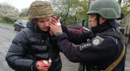 На Дніпропетровщині п’яний чоловік погрожував підірвати сусідів та кинув гранату у поліційних: п’ятеро правоохоронців поранено