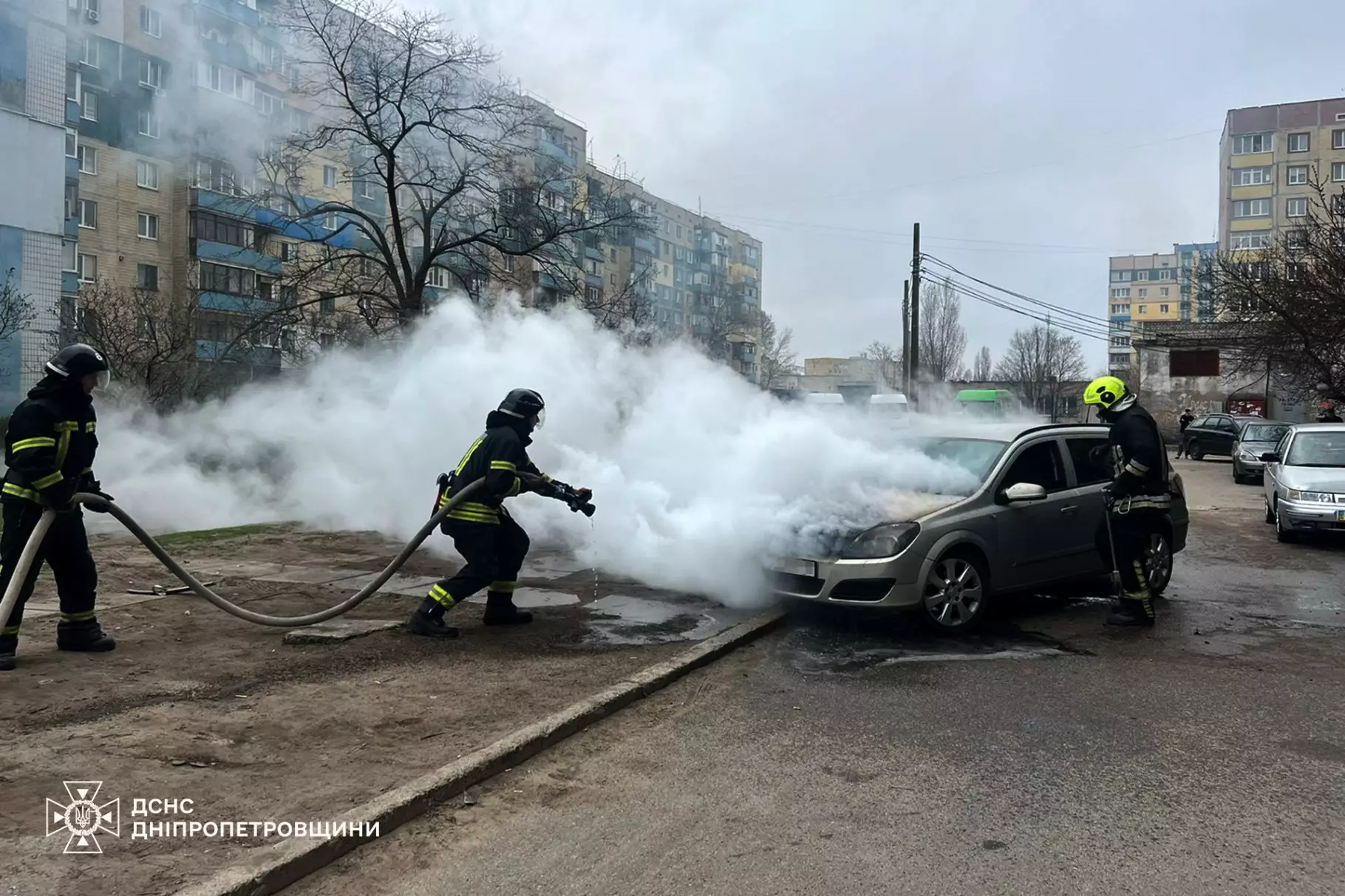 На Лівобережжі Кам’янського надзвичайники ліквідували займання легкового автомобіля - ФОТО