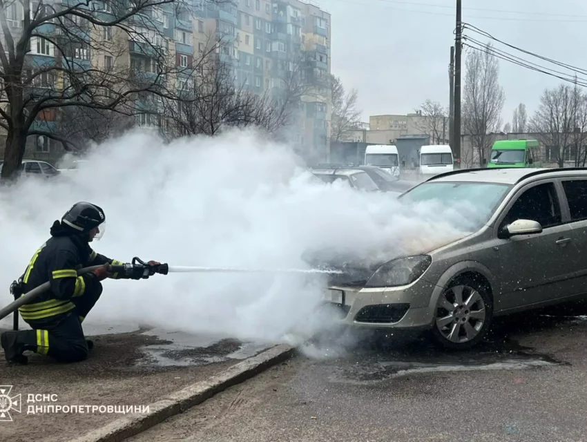 На Лівобережжі Кам’янського надзвичайники ліквідували займання легкового автомобіля