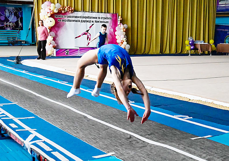 У Кам’янському відбувся чемпіонат міста зі стрибків на акробатичній доріжці
