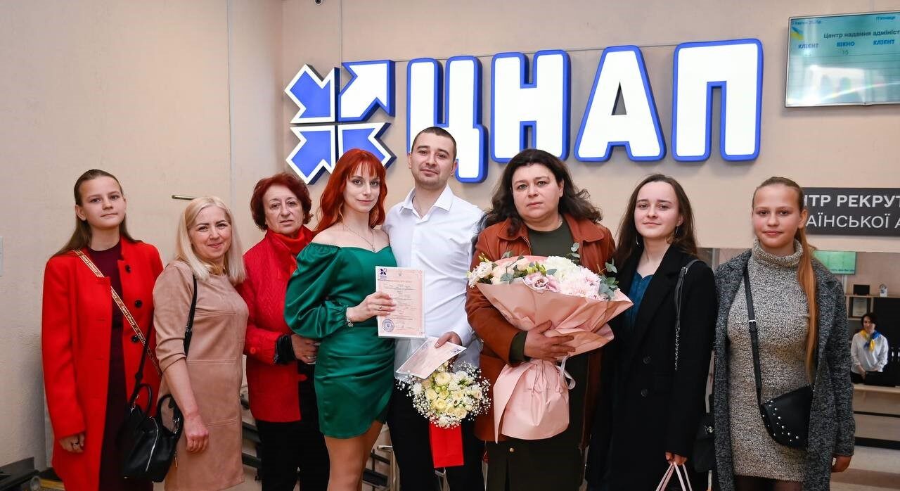 В Кам'янському ЦНАПі зареєстрували народження нової сім'ї - ФОТО