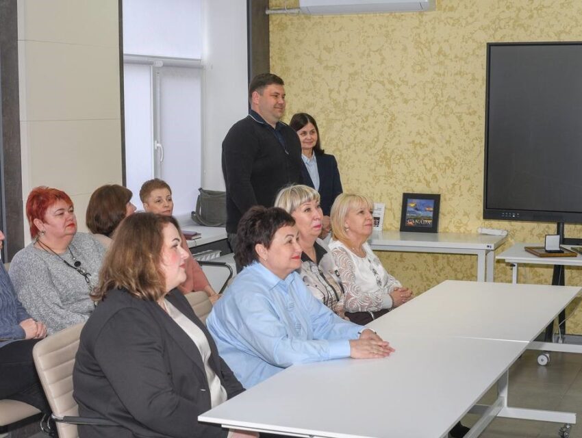 В Кам’янському привітали освітян, яки здобули нагороди на Міжнародній виставці сучасної освіти та в обласному етапі конкурсу «Учитель року 2026»