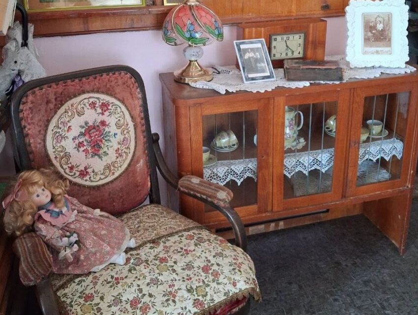 Трофейний акордеон, старовинне вишукане крісло, дитячий фільмоскоп: в бібліотеці Кам’янського зібрали унікальні речі з минулого сторіччя