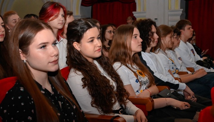 В Кам'янському нагородили переможців інтелектуальних змагань «VIVA! Найрозумніші!» - ФОТО