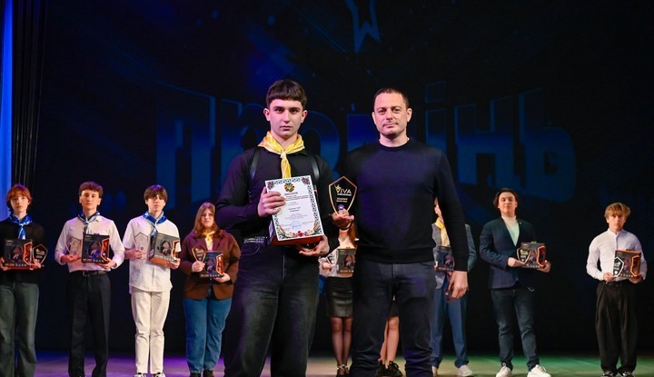 В Кам'янському нагородили переможців інтелектуальних змагань «VIVA! Найрозумніші!» - ФОТО