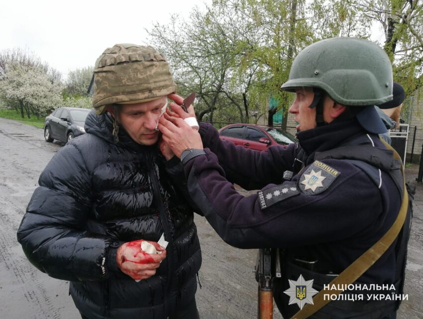 На Дніпропетровщині п’яний чоловік погрожував підірвати сусідів та кинув гранату у поліційних: п’ятеро правоохоронців поранено