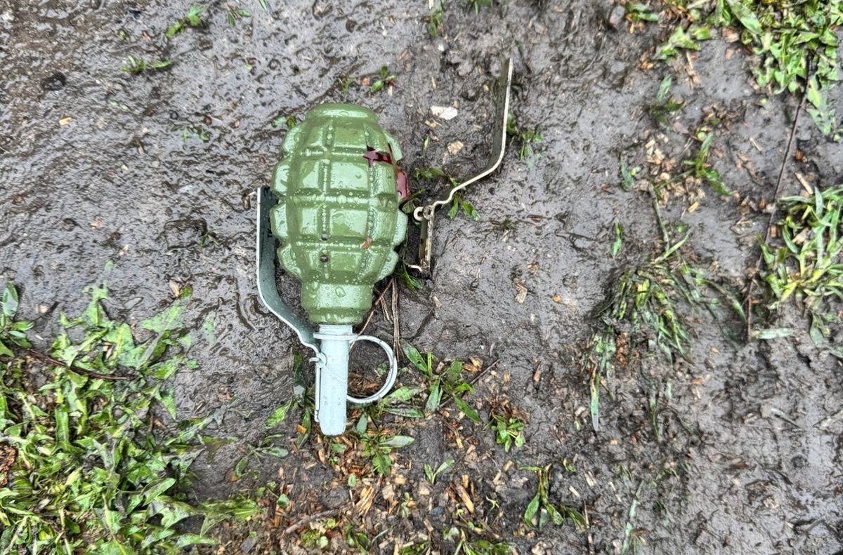 На Дніпропетровщині п'яний чоловік погрожував підірвати сусідів та кинув гранату у поліційних: п'ятеро правоохоронців поранено - ФОТО