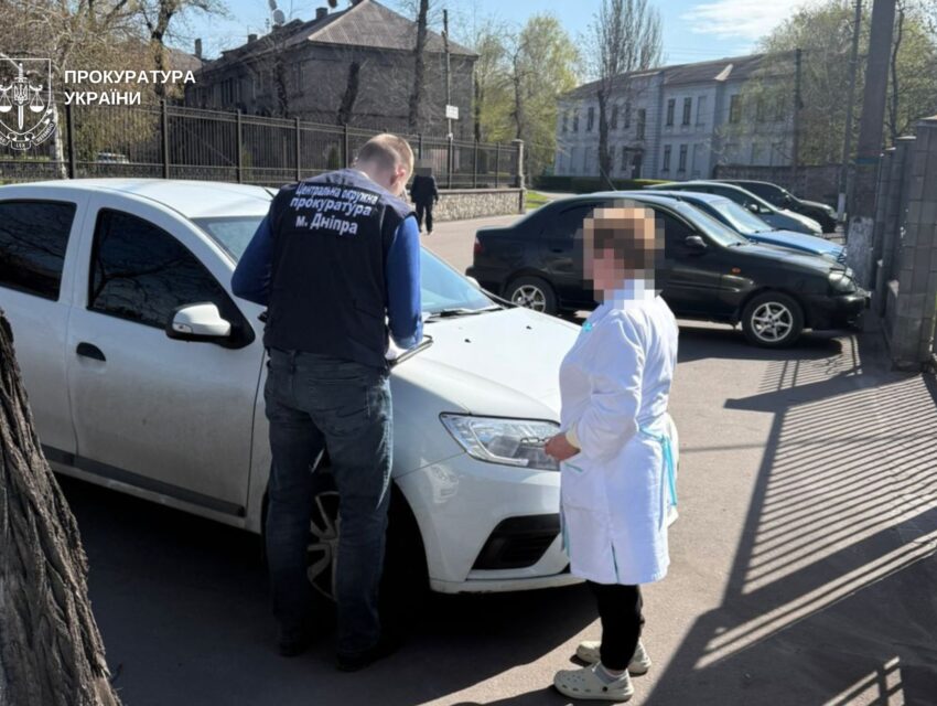 Фіктивне працевлаштування до медзакладу: в Дніпрі повідомлено про підозру ексдиректорці лікарні та її спільникам
