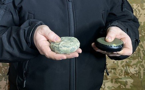 На Дніпропетровщині ворог розкидає малопомітні міни “Пряник”