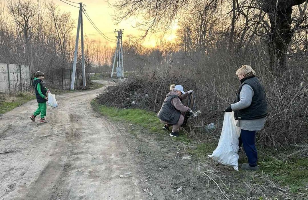 Мешканці Кам'янського провели толоки напередодні великодніх свят - ФОТО