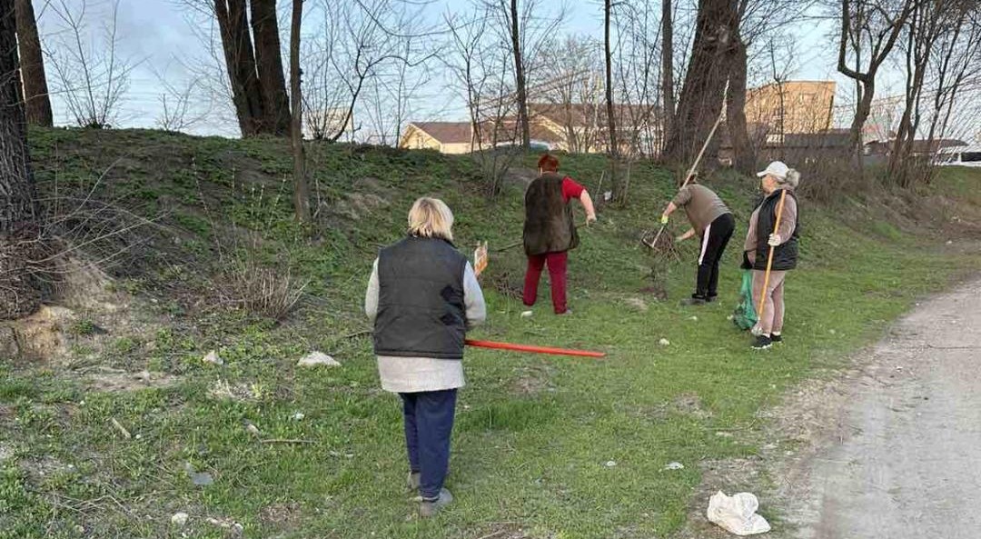Мешканці Кам'янського провели толоки напередодні великодніх свят - ФОТО
