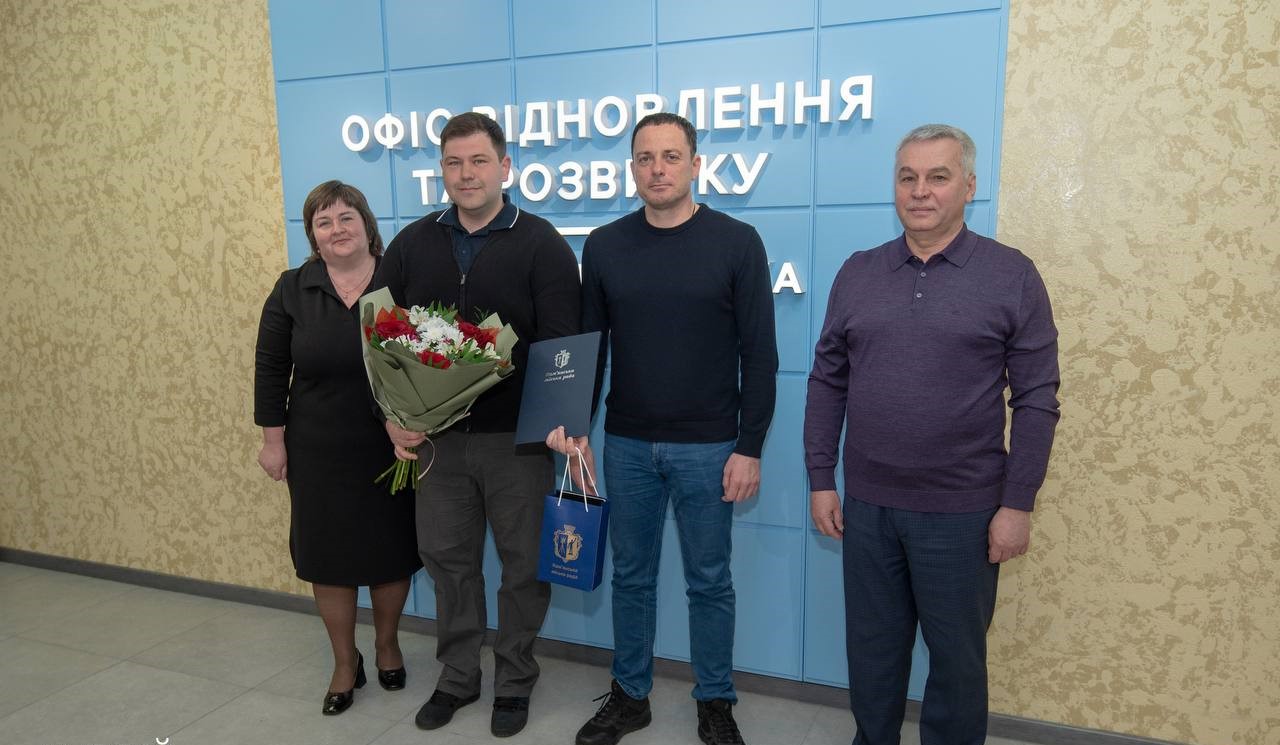 В Кам'янському привітали освітян, яки здобули нагороди на Міжнародній виставці сучасної освіти та в обласному етапі конкурсу «Учитель року 2026» - ФОТО