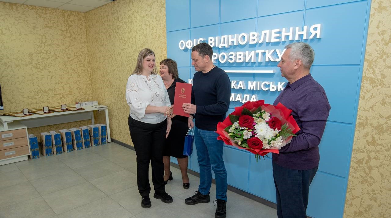 В Кам'янському привітали освітян, яки здобули нагороди на Міжнародній виставці сучасної освіти та в обласному етапі конкурсу «Учитель року 2026» - ФОТО