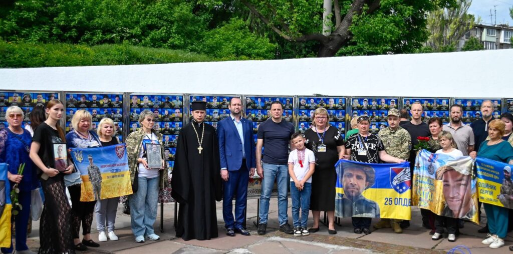 В Кам'янському у День Героїв вшанували пам'ять загиблих захисників - ФОТО