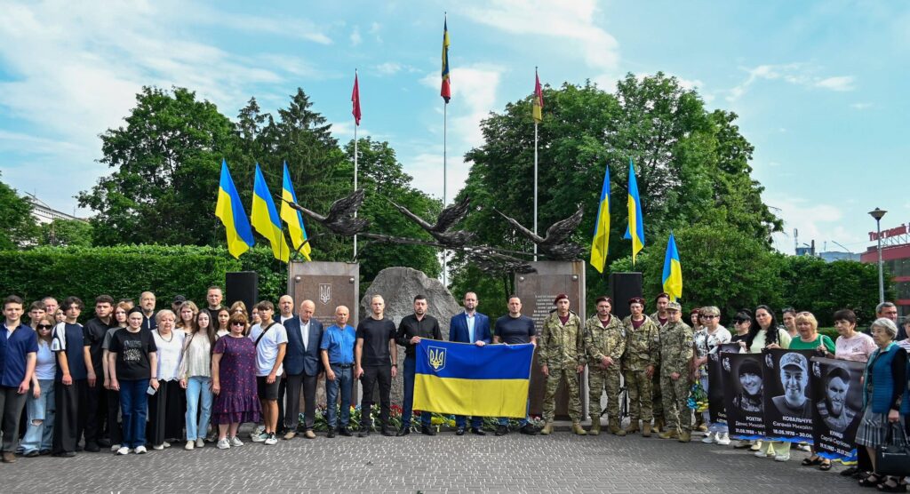 В Кам'янському у День Героїв вшанували пам'ять загиблих захисників - ФОТО