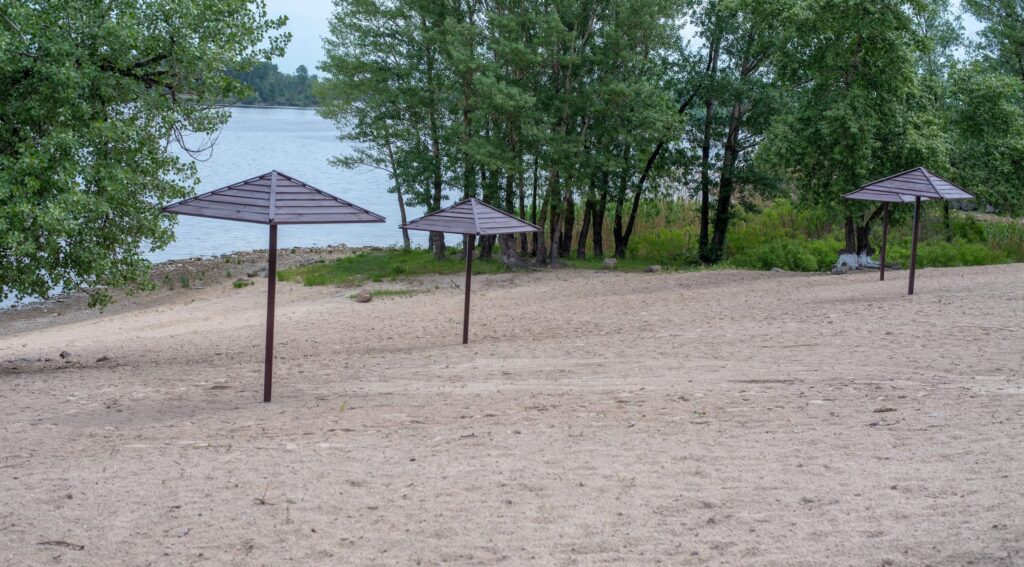 Прибирання вулиць та дворів, ремонт доріг, покіс трави тощо: в Кам'янському триває масштабне впорядкування міських територій - ФОТО