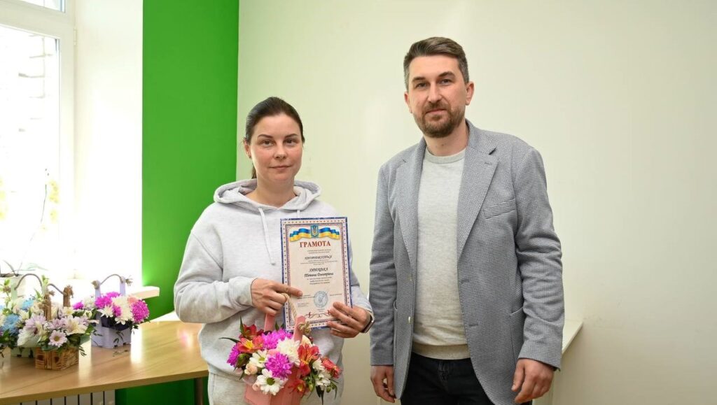 В Кам'янському з професійним святом привітали акушерок та акушерів міста - ФОТО