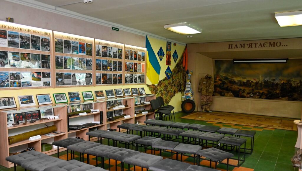 В ліцеї №29 Кам'янського відкрили оновлений музей, де увічнено імена загиблих на війні випускників цього закладу - ФОТО