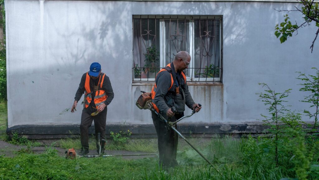 Прибирання вулиць та дворів, ремонт доріг, покіс трави тощо: в Кам'янському триває масштабне впорядкування міських територій - ФОТО