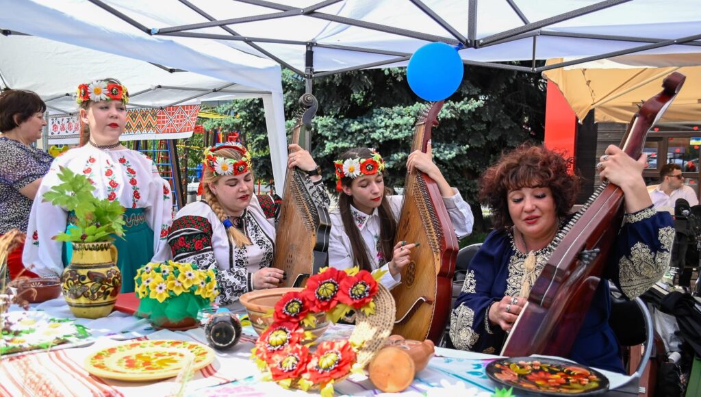 В Кам'янському День вишиванки відсвяткували Мовним пікніком - ФОТО
