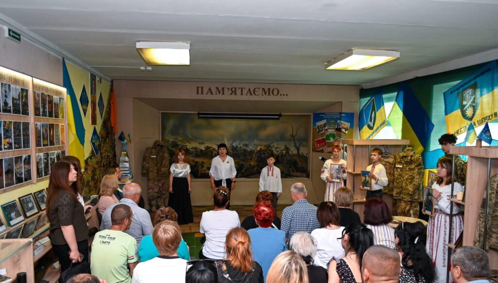 В ліцеї №29 Кам'янського відкрили оновлений музей, де увічнено імена загиблих на війні випускників цього закладу - ФОТО