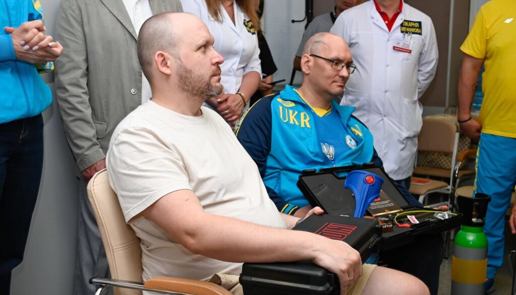 Кам'янське передало спортивну зброю для паралімпійців з обласної федерації стрільби - ФОТО