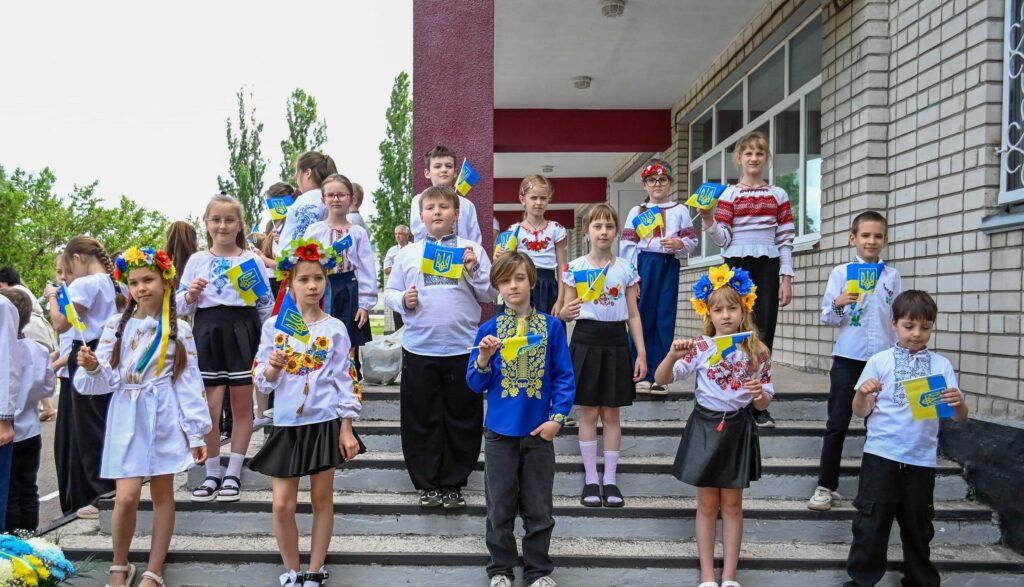 В ліцеї №29 Кам'янського відкрили оновлений музей, де увічнено імена загиблих на війні випускників цього закладу - ФОТО