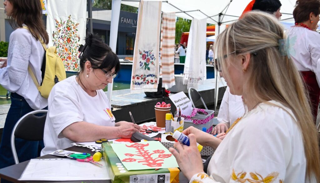 В Кам'янському День вишиванки відсвяткували Мовним пікніком - ФОТО