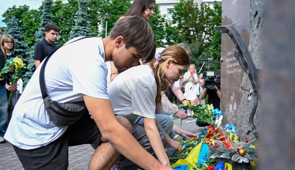 В Кам'янському у День Героїв вшанували пам'ять загиблих захисників - ФОТО