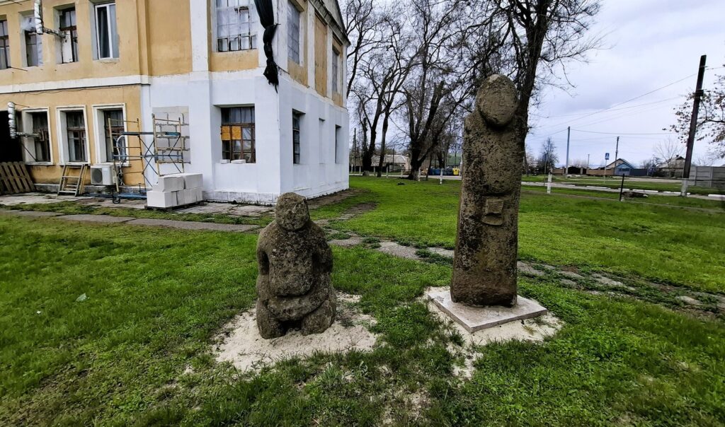 В Кам'янському районі можуть відкрити парк скульптур та кам'яних баб, що вивезли з Донеччини - ФОТО