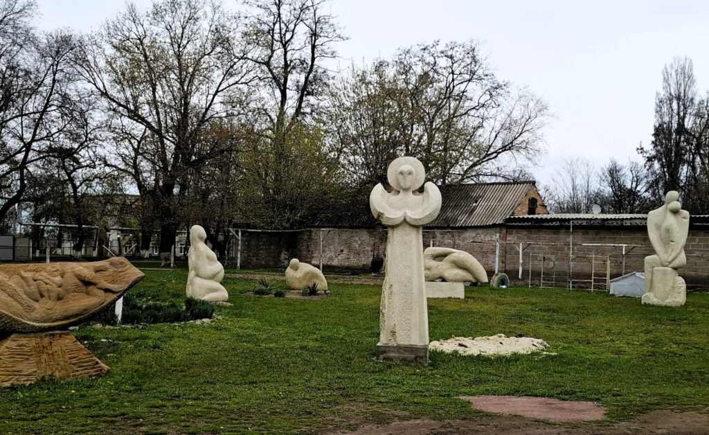 В Кам'янському районі можуть відкрити парк скульптур та кам'яних баб, що вивезли з Донеччини - ФОТО