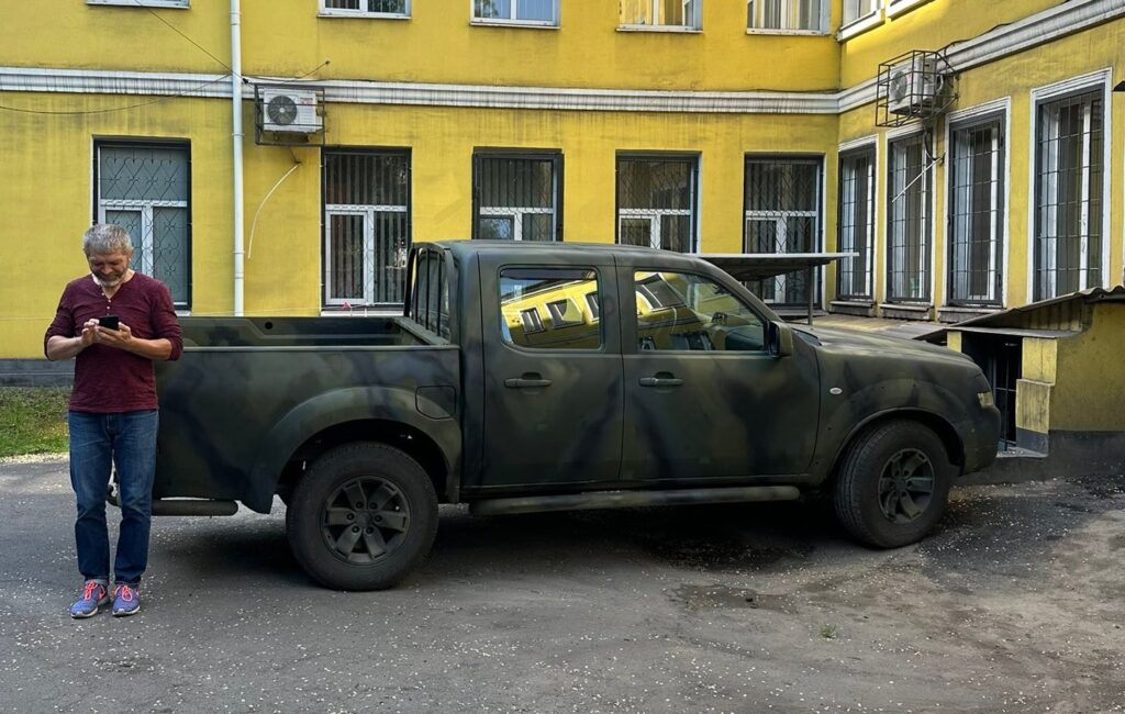 Чергове авто від освітян Кам'янського передали військовим - ФОТО