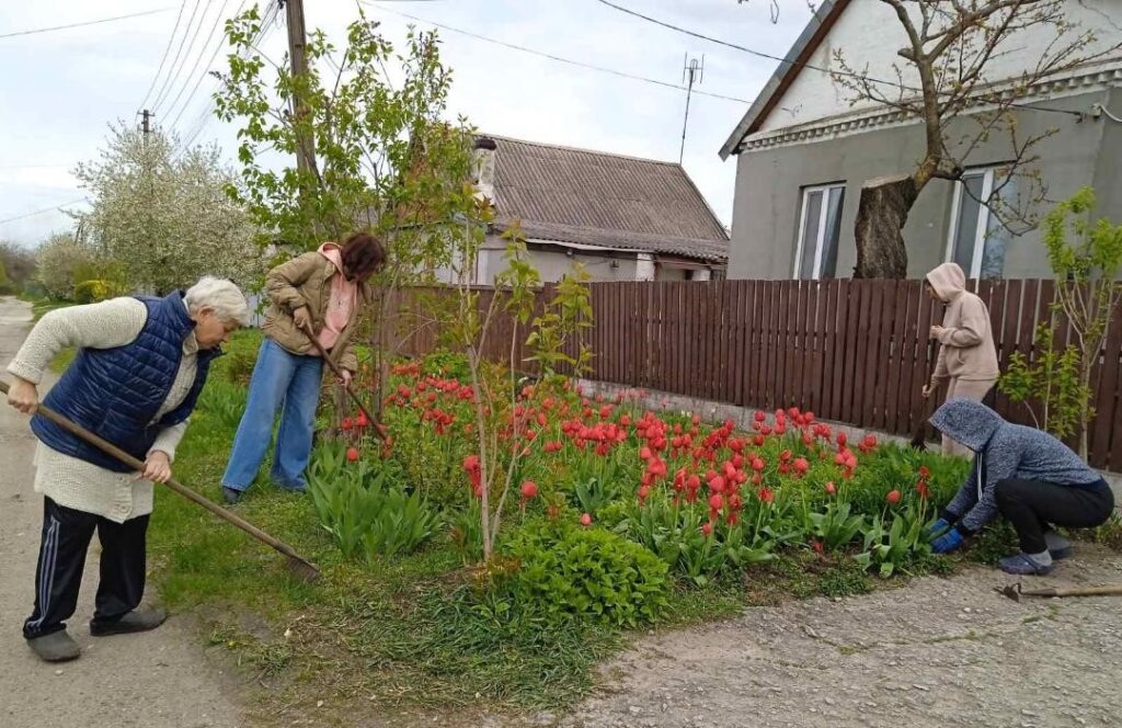 В Кам'янському активні мешканці продовжують брати участь у толоках - ФОТО