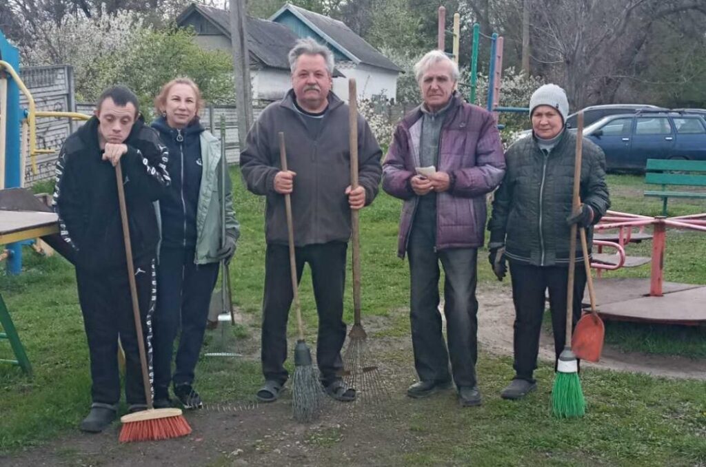 В Кам'янському активні мешканці продовжують брати участь у толоках - ФОТО