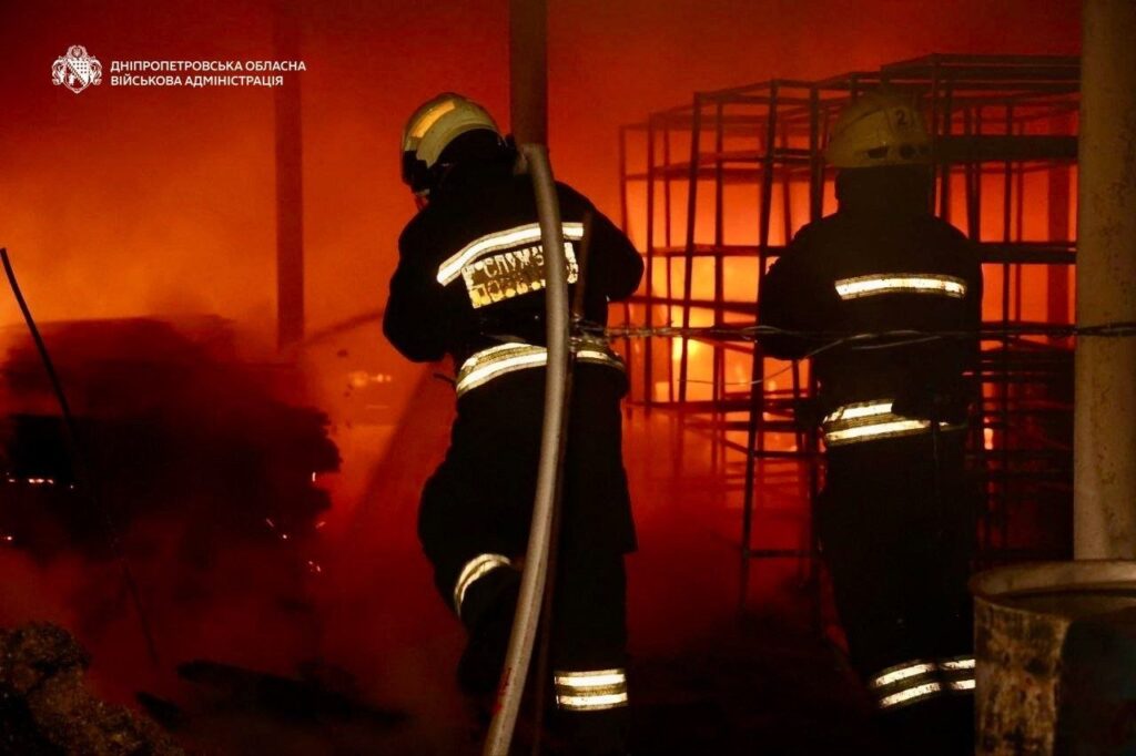 Через нічну атаку росіян по Дніпру є загиблі та постраждалі, в Кам'янському минулось без надзвичайних подій - ФОТО