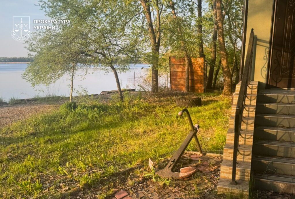 Будинок для відпочинку на березі Дніпра без жодних документів: на Дніпропетровщині підприємство зобов'язали знести незаконну будівлю - ФОТО