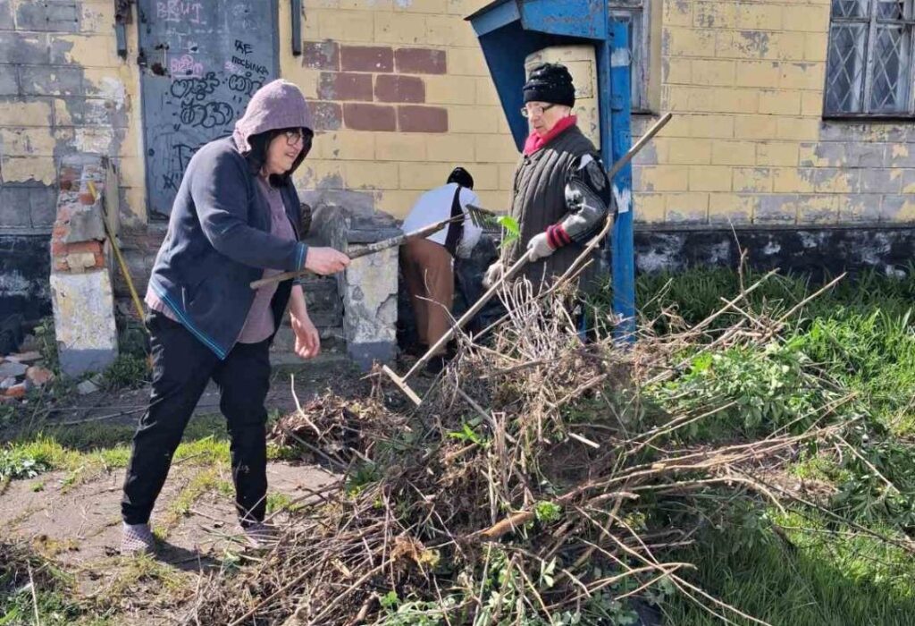 В Кам'янському активні мешканці продовжують брати участь у толоках - ФОТО