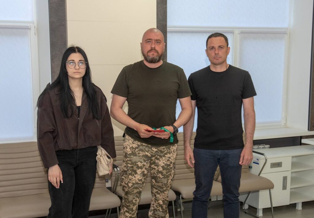 В Кам'янському захисникам та родині полеглого героя вручили ключі від квартир - ФОТО