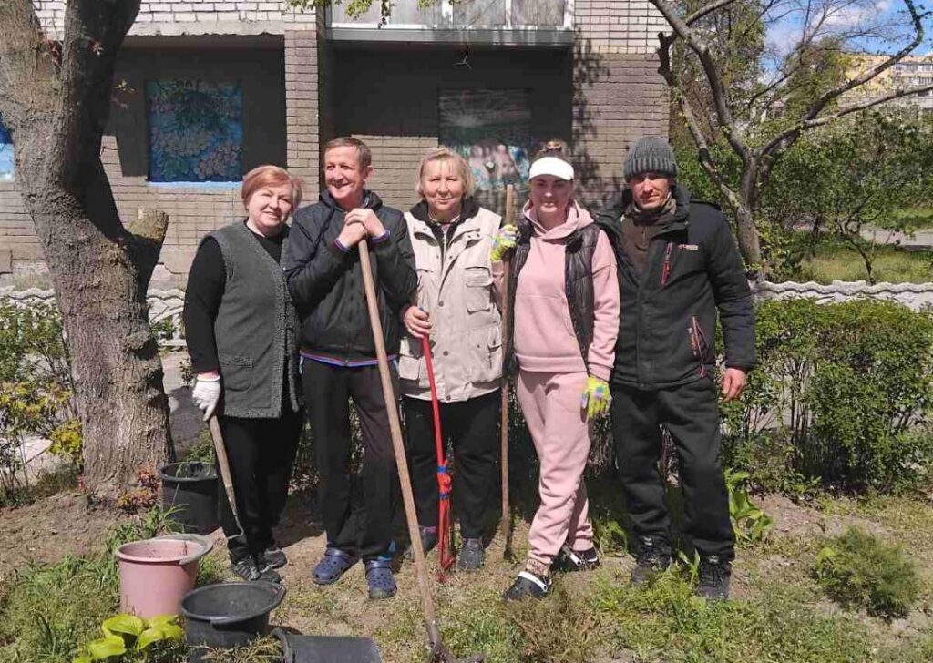 В Кам'янському активні мешканці продовжують брати участь у толоках - ФОТО