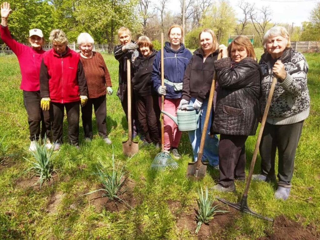 В Кам'янському активні мешканці продовжують брати участь у толоках - ФОТО