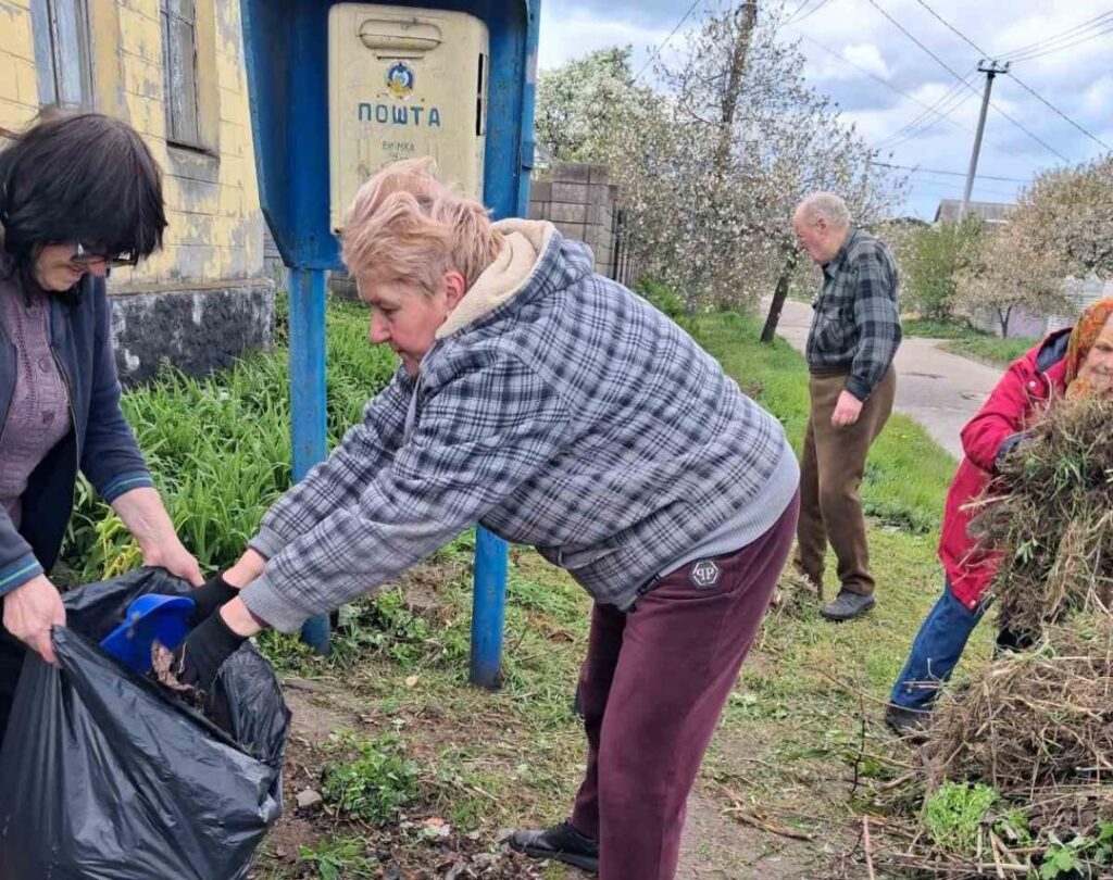 В Кам'янському активні мешканці продовжують брати участь у толоках - ФОТО
