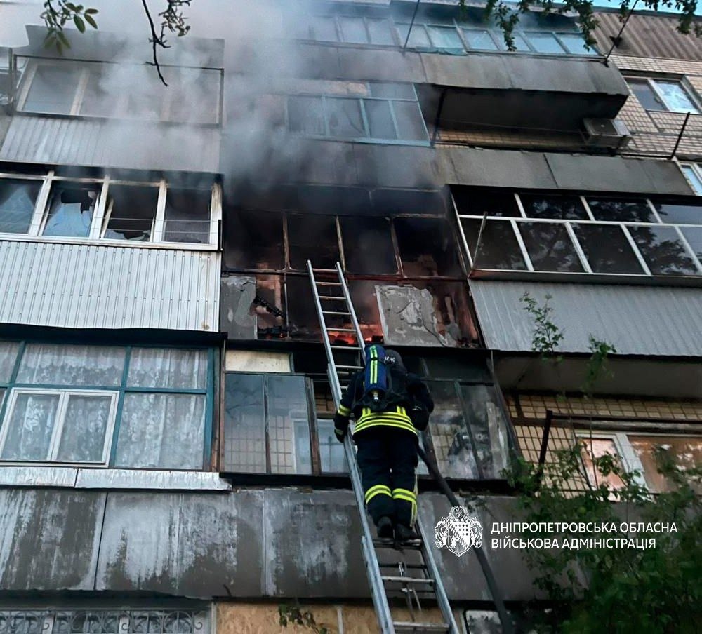 Через нічну атаку росіян по Дніпру є загиблі та постраждалі, в Кам'янському минулось без надзвичайних подій - ФОТО