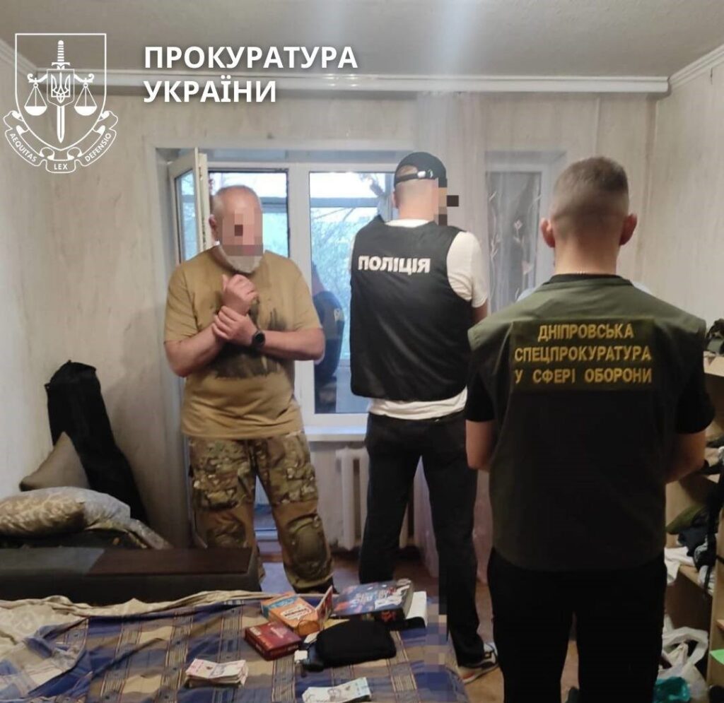За 200 тис. грн обіцяли не притягувати за «дисциплінарку»: на Дніпропетровщині командира роти та старшину підозрюють у вимаганні грошей з підлеглих  - ФОТО