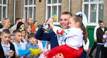 Свято Останнього дзвоника відбулось у всіх школах Кам’янського