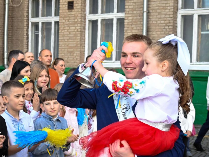 Свято Останнього дзвоника відбулось у всіх школах Кам’янського