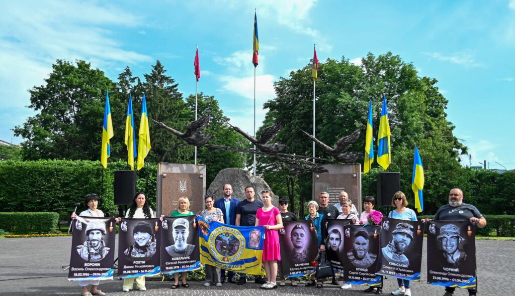 В Кам'янському у День Героїв вшанували пам'ять загиблих захисників - ФОТО