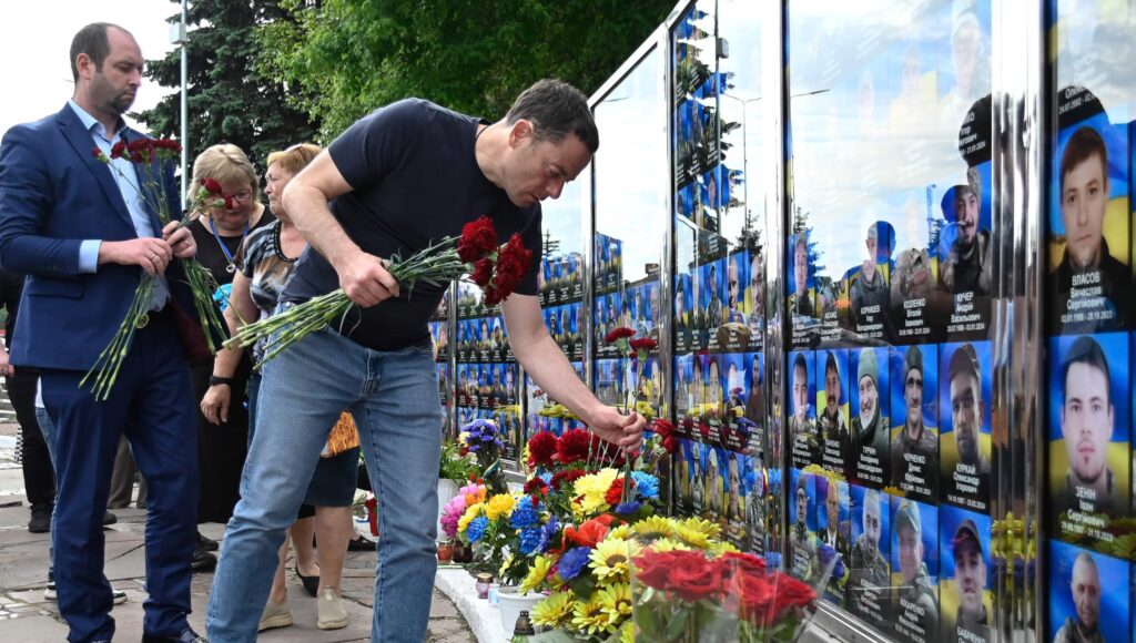 В Кам'янському у День Героїв вшанували пам'ять загиблих захисників - ФОТО
